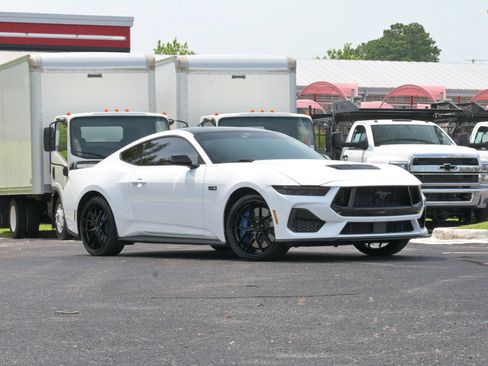 Used 2026 Ford Mustang GT Premium w/ GT Performance Package RWD image 2