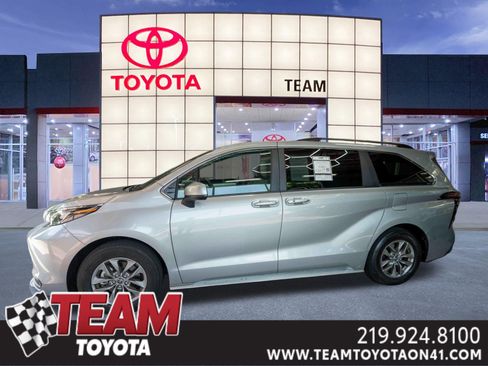 Used 2025 Toyota Sienna LE w/ LE Plus Package AWD/4WD image 1