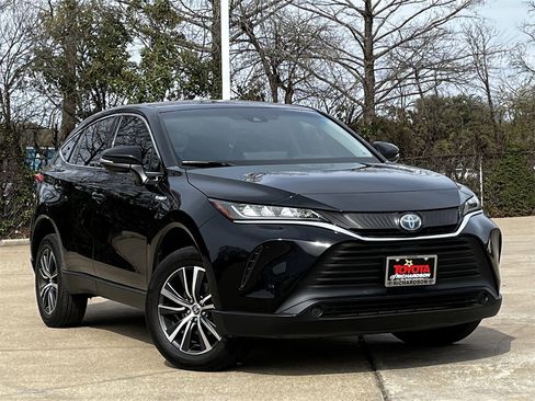 Used 2021 Toyota Venza LE image 2