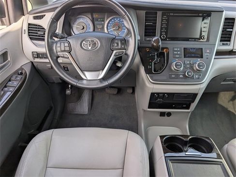 Used 2020 Toyota Sienna XLE Premium image 9