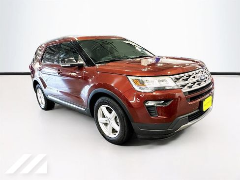 Used 2018 Ford Explorer XLT w/ Equipment Group 202A FWD image 3