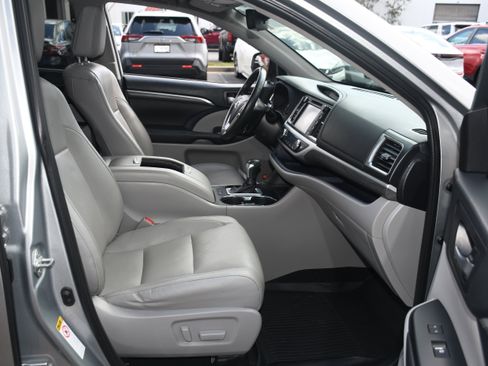 Used 2019 Toyota Highlander Limited image 22