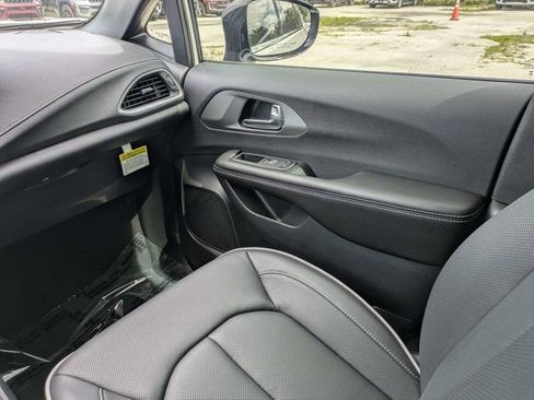 New 2027 Chrysler Pacifica Limited FWD image 19