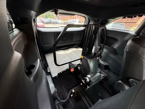 Used 2025 Toyota Sienna Platinum AWD/4WD image 32