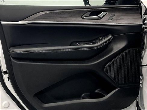 Used 2024 Jeep Grand Cherokee Limited image 17