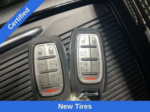 Certified 2025 Chrysler Pacifica Limited image 21