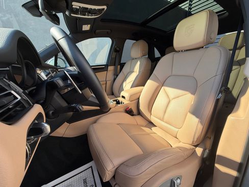 Certified 2025 Porsche Macan AWD/4WD image 17