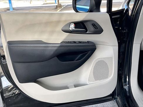 Used 2023 Chrysler Pacifica Touring-L image 21