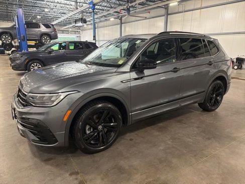 Used 2023 Volkswagen Tiguan SE R-Line AWD/4WD image 2