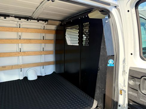 Used 2023 GMC Savana 2500 w/ Driver Convenience Package image 9