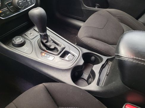 Used 2019 Jeep Cherokee Latitude w/ Popular Appearance Group image 26