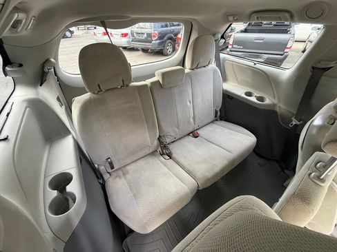 Used 2012 Toyota Sienna LE w/ Towing Pkg image 10