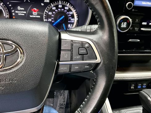 Used 2022 Toyota Highlander XLE AWD/4WD image 25