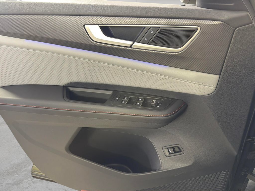 Used 2025 Volkswagen Atlas Peak Edition SE AWD/4WD image 26