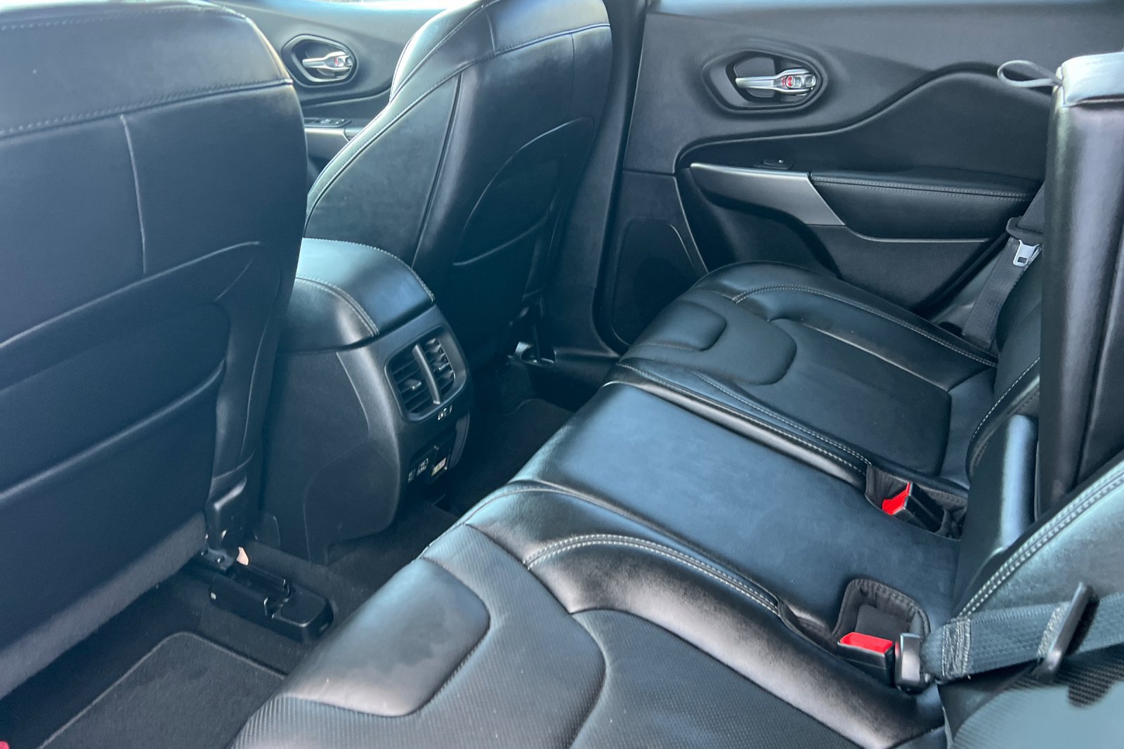 Used 2021 Jeep Cherokee Latitude Lux w/ Comfort/Convenience Group AWD/4WD image 9