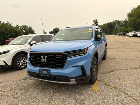Used 2025 Honda Pilot TrailSport image 9