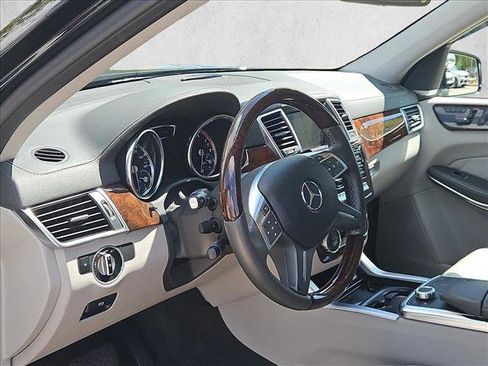 Used 2015 Mercedes-Benz GL 550 4MATIC image 10