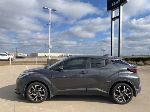 Used 2022 Toyota C-HR XLE image 3