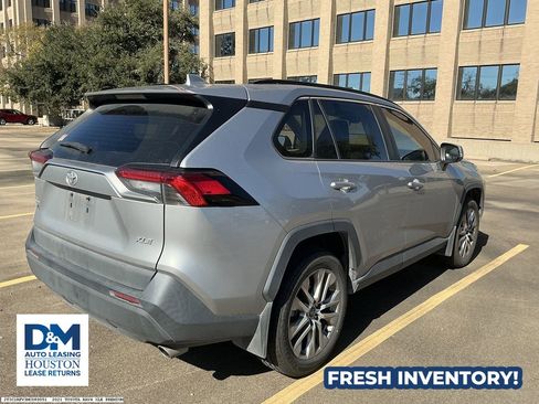 Used 2021 Toyota RAV4 XLE Premium image 7