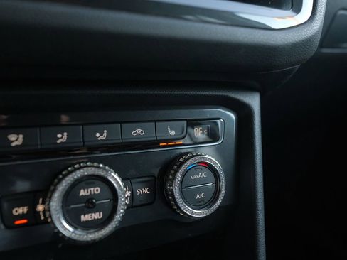 Used 2018 Volkswagen Tiguan SE image 23