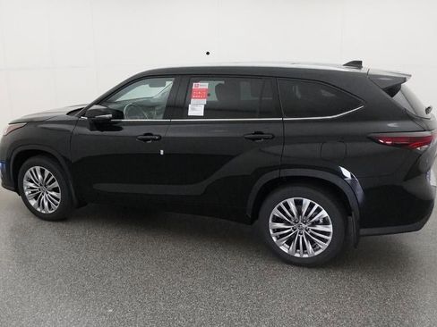 New 2026 Toyota Highlander Platinum image 4