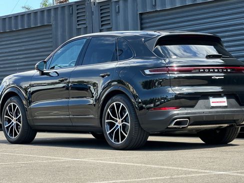 Certified 2025 Porsche Cayenne E-Hybrid AWD/4WD image 3