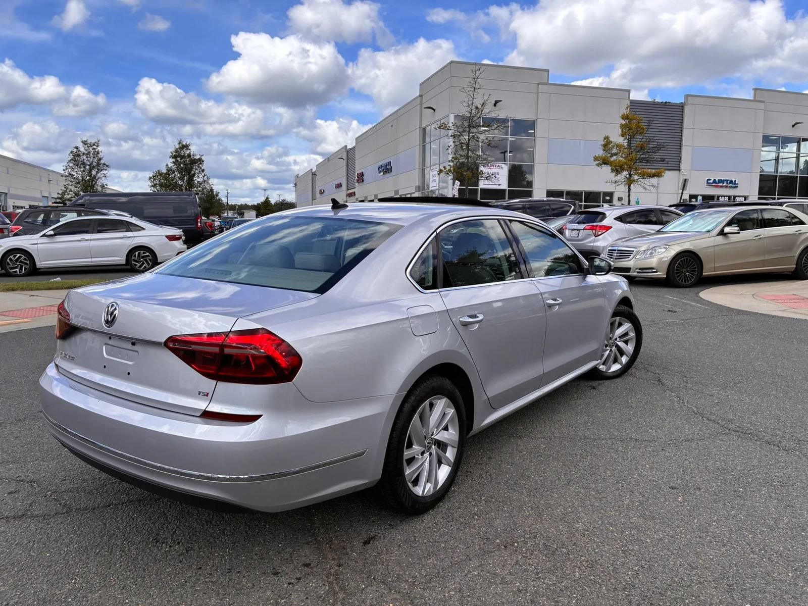 Used 2018 Volkswagen Passat 2.0T SE FWD image 12