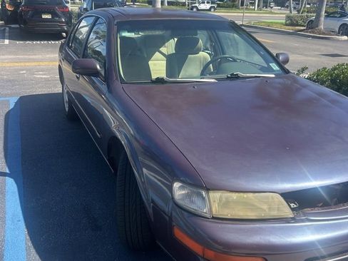 Used 1999 Nissan Maxima image 1