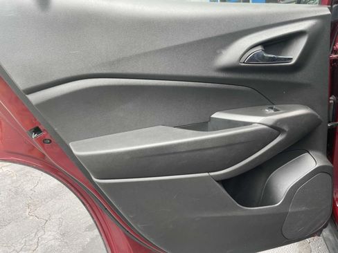 Used 2025 Chevrolet Trax LT FWD image 13