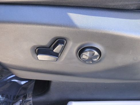 Used 2023 Chrysler Pacifica Touring-L FWD image 17