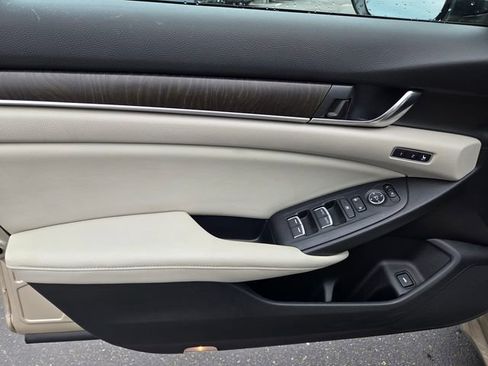 Used 2018 Honda Accord Touring image 16