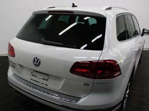Used 2015 Volkswagen Touareg Sport image 6