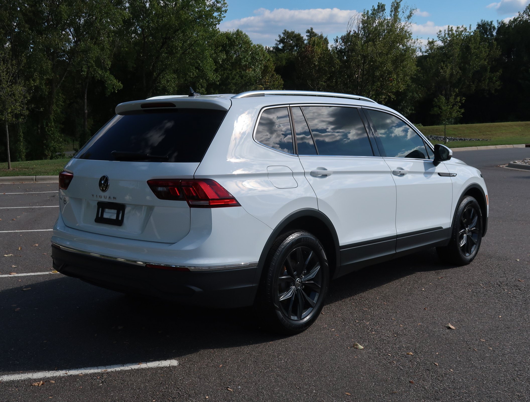Used 2024 Volkswagen Tiguan SE FWD image 8