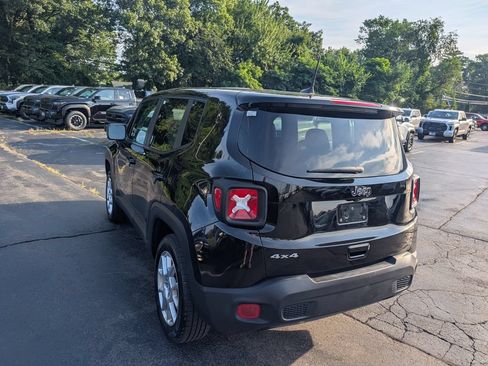 Used 2023 Jeep Renegade Latitude AWD/4WD image 5