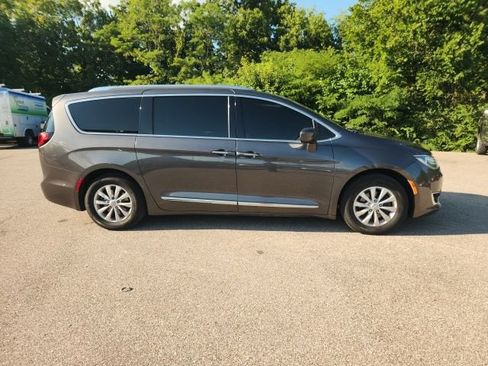 Used 2018 Chrysler Pacifica Touring-L FWD image 3
