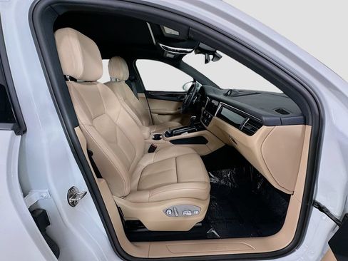Certified 2023 Porsche Macan AWD/4WD image 31