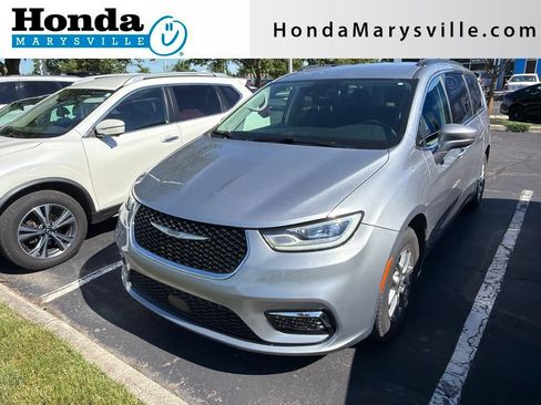 Used 2021 Chrysler Pacifica Touring w/ Uconnect Theater Family Group FWD image 1