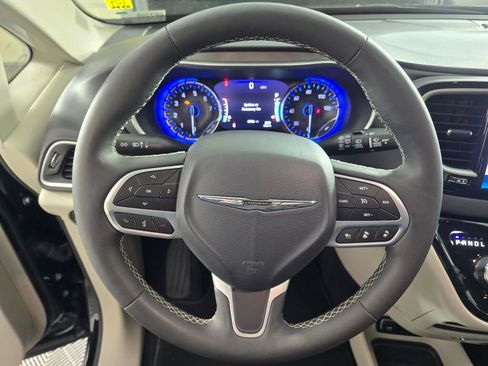Used 2024 Chrysler Pacifica Touring-L image 26