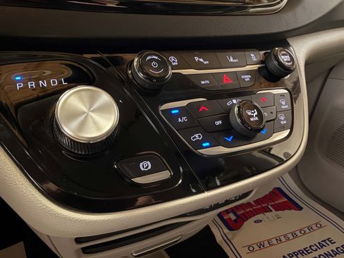 Used 2023 Chrysler Pacifica Touring-L FWD image 36