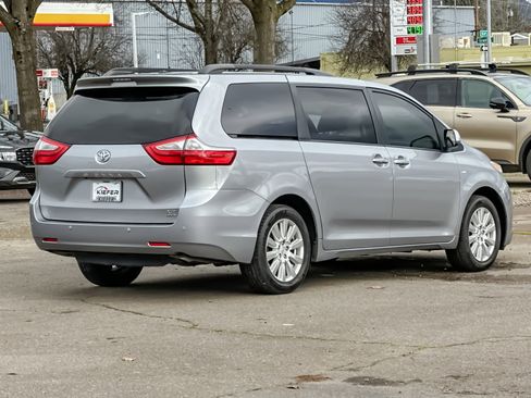 Used 2017 Toyota Sienna XLE image 4