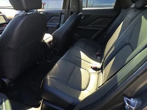 Used 2019 Jaguar F-PACE Premium image 14
