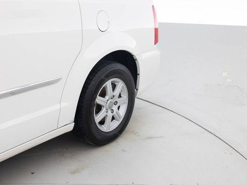 Used 2013 Chrysler Town & Country Touring image 22