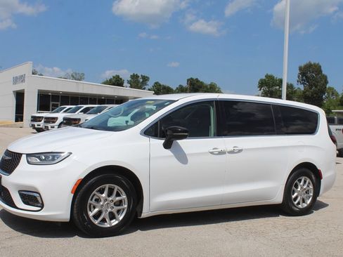 Used 2024 Chrysler Pacifica Touring-L FWD image 5