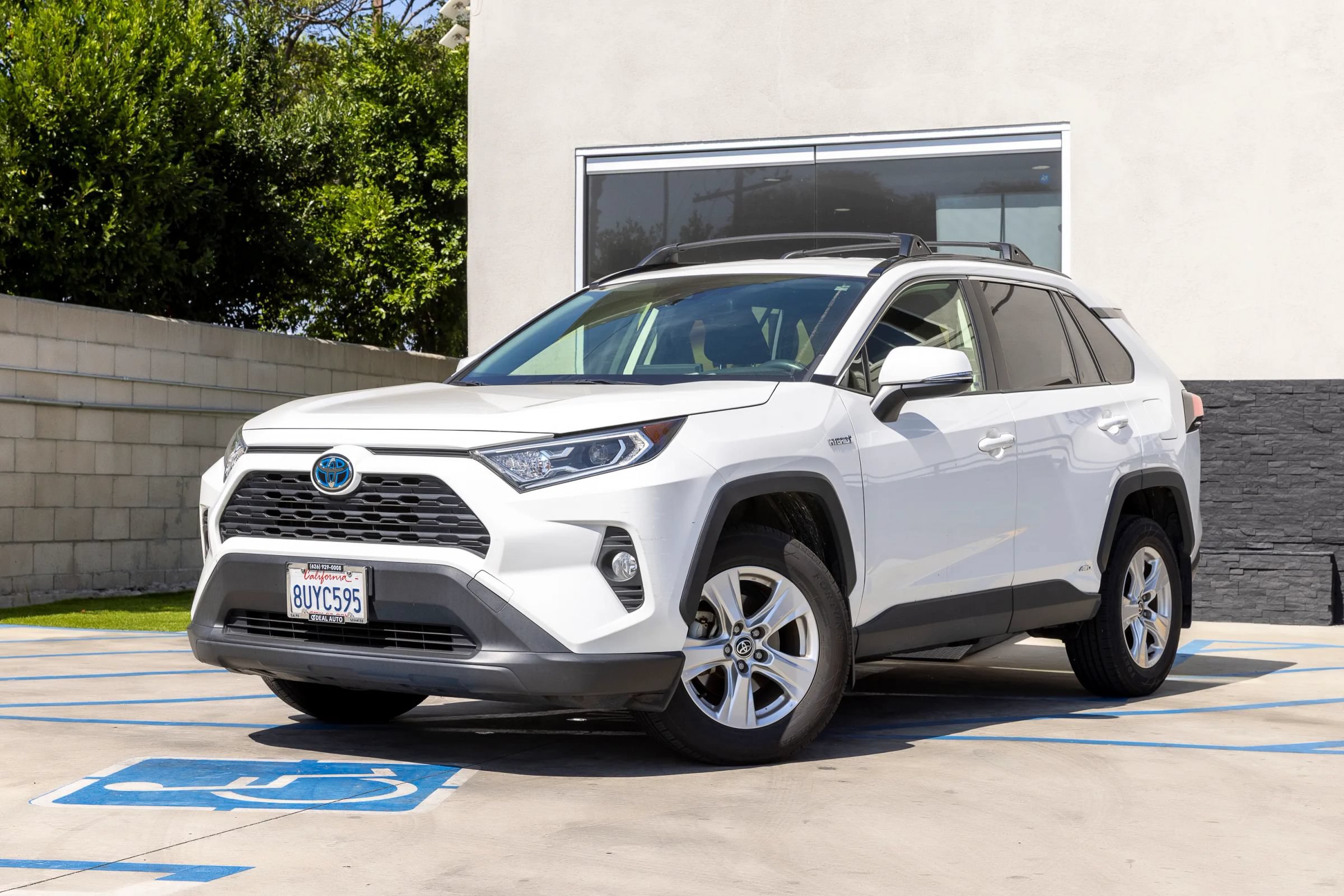 Used 2021 Toyota RAV4 XLE w/ XLE Grade Weather Package AWD/4WD image 5