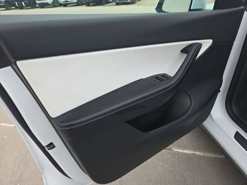 Used 2022 Tesla Model Y Long Range image 4