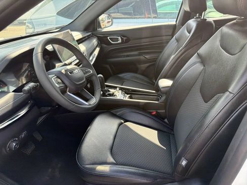 Used 2025 Jeep Compass Latitude w/ Convenience Group AWD/4WD image 2