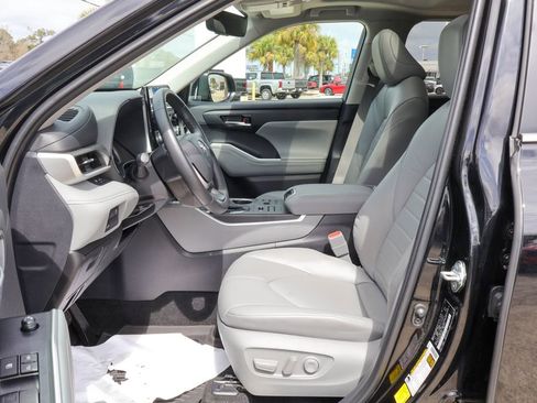 Used 2024 Toyota Highlander XLE image 8