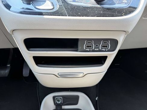 Used 2024 Chrysler Pacifica Touring-L FWD image 24