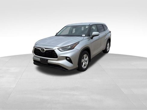 Used 2023 Toyota Highlander LE image 12