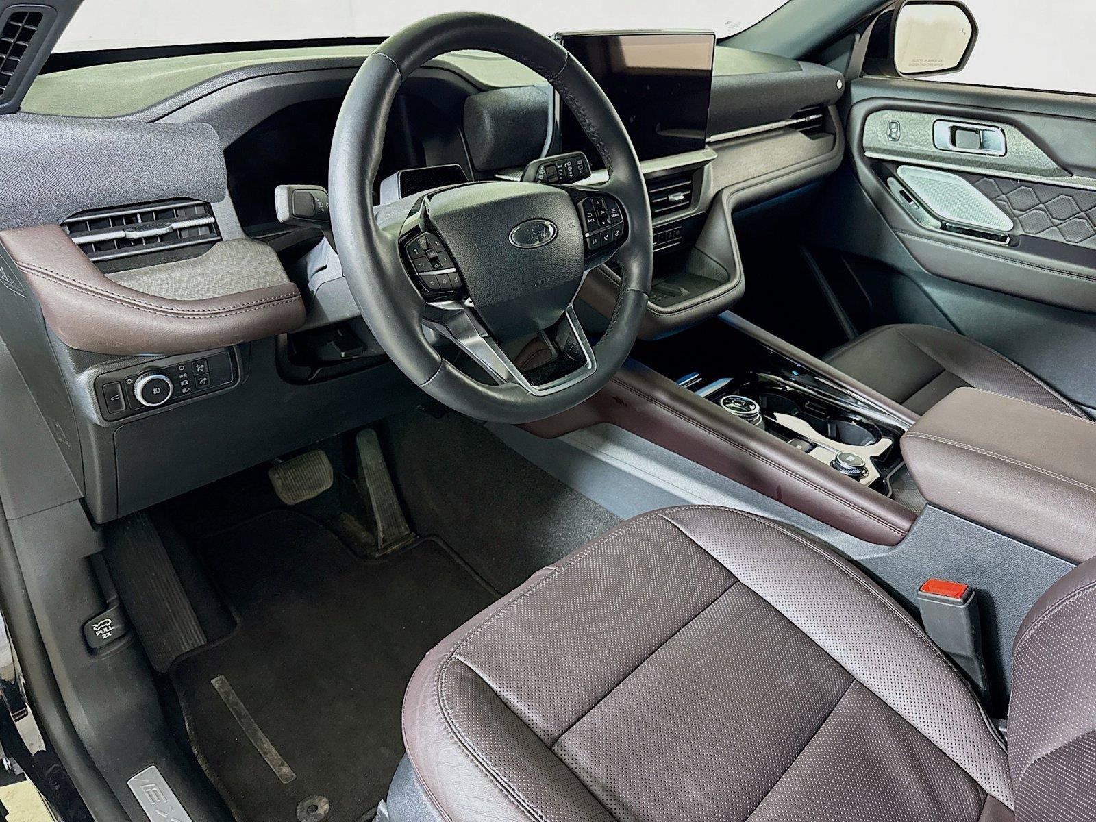 Used 2025 Ford Explorer Platinum w/ LUX Leather Package AWD/4WD image 7